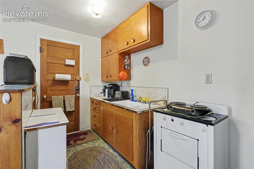 Image 10 of 26: Kitchen