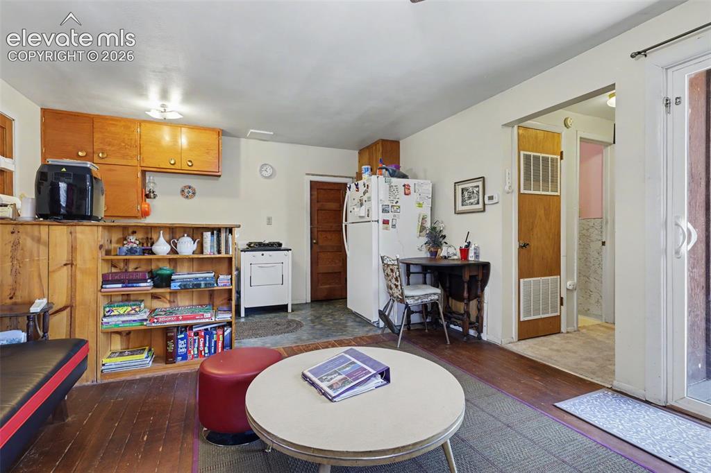 Image 13 of 26: Dining Area