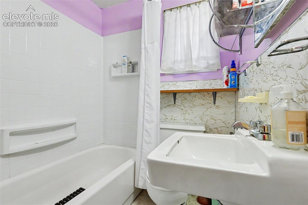 Image 15 of 26: Bathroom