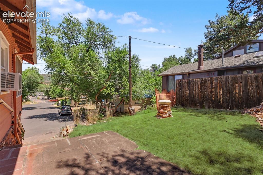 Image 22 of 26: Yard