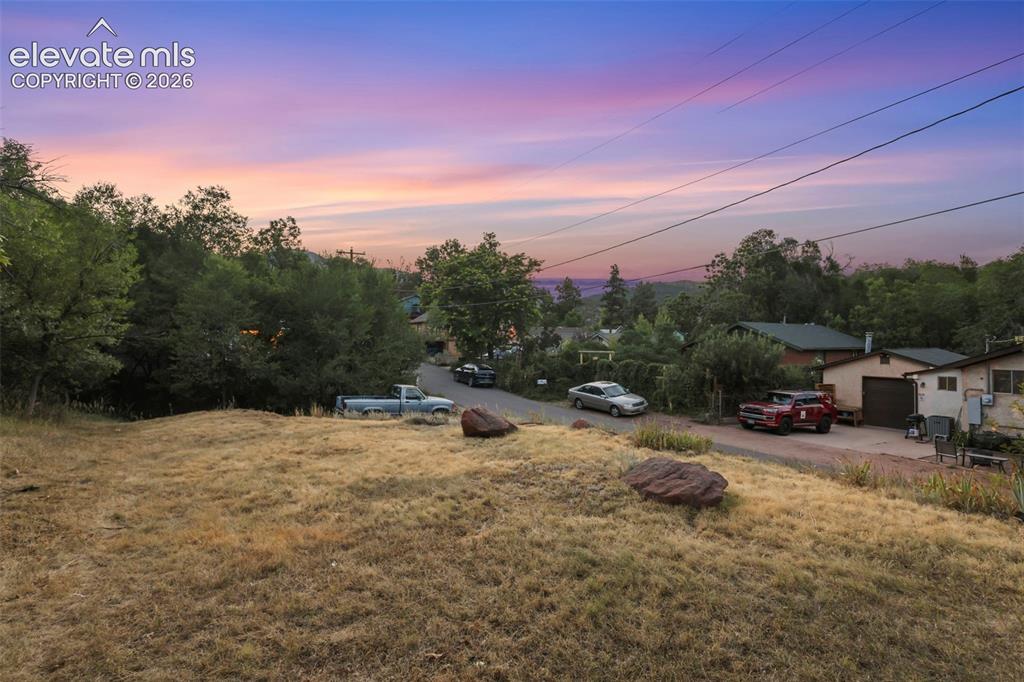 Image 8 of 26: Yard