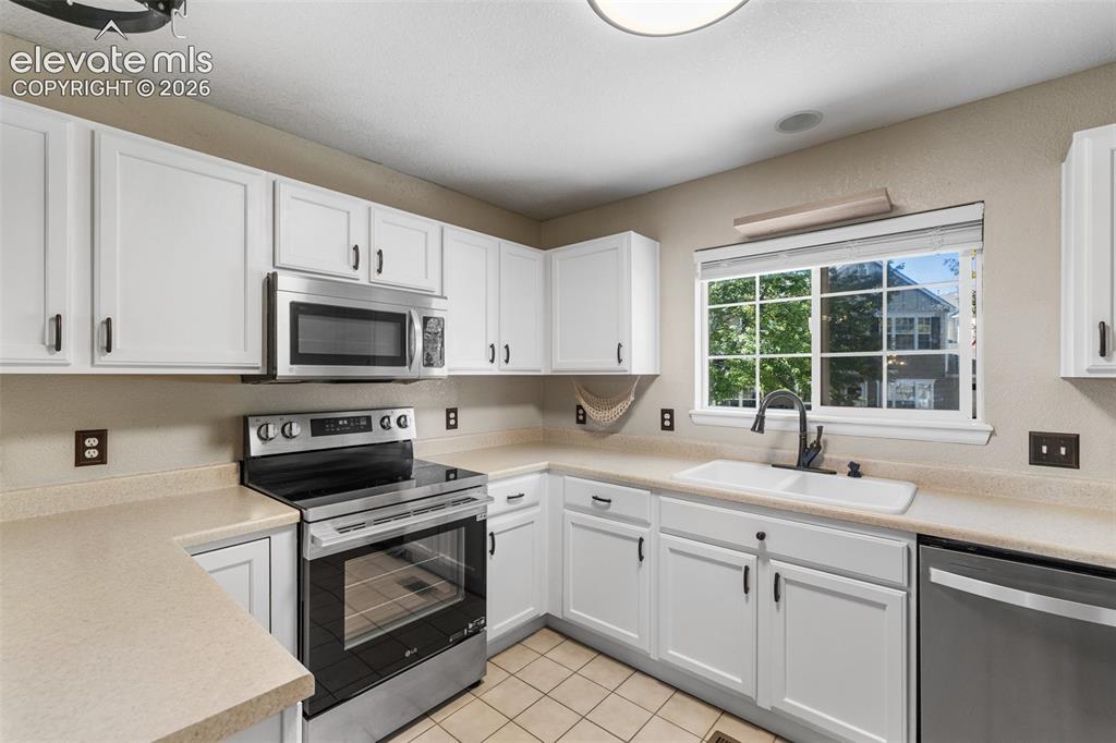 Image 3 of 40: Kitchen