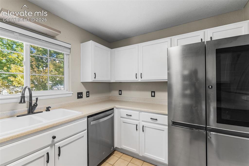 Image 9 of 40: Kitchen