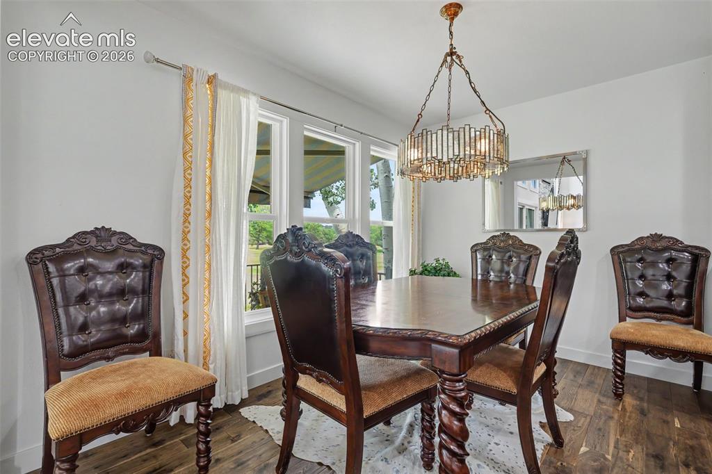 Image 13 of 50: Dining Area