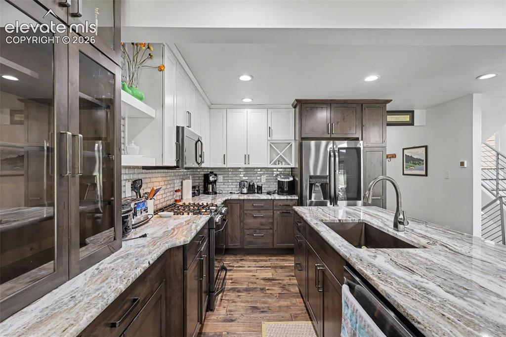 Image 16 of 50: Kitchen