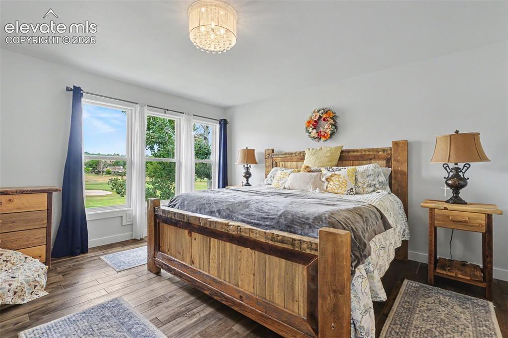 Image 19 of 50: Bedroom