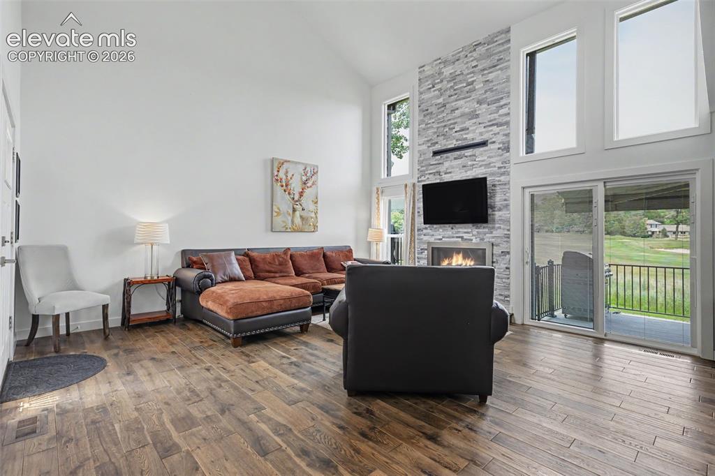 Image 8 of 50: Living Room