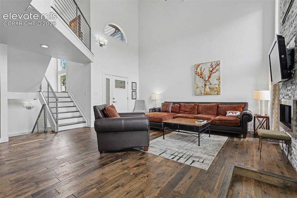 Image 9 of 50: Living Room