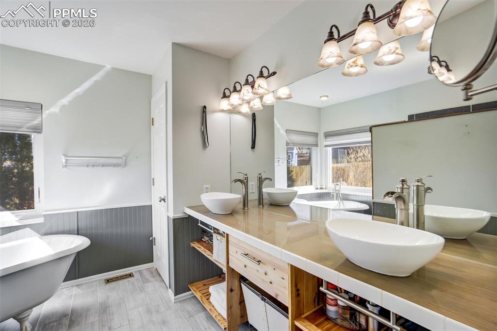 Image 12 of 48: Bathroom