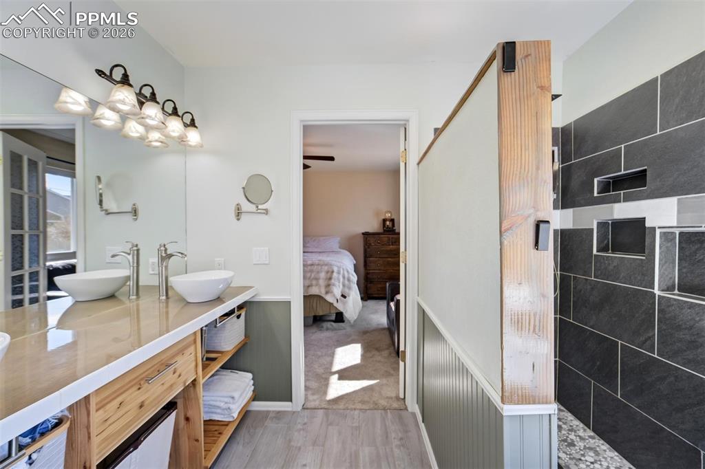 Image 13 of 48: Bathroom