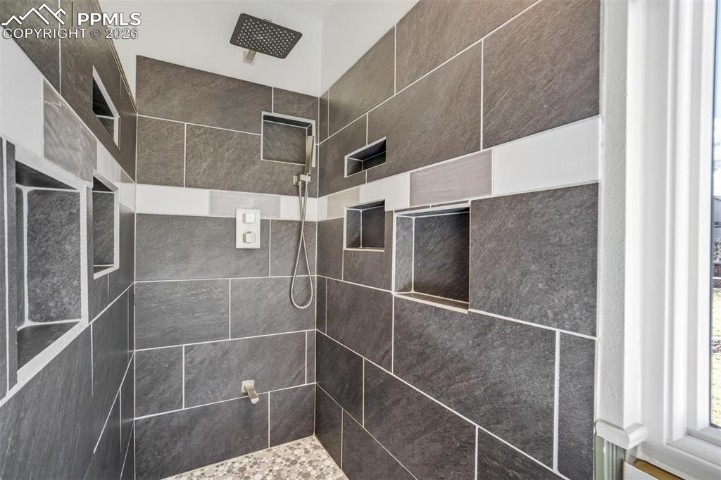 Image 14 of 48: Bathroom