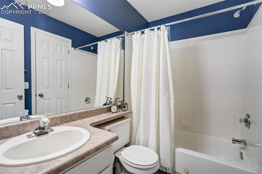 Image 18 of 48: Bathroom