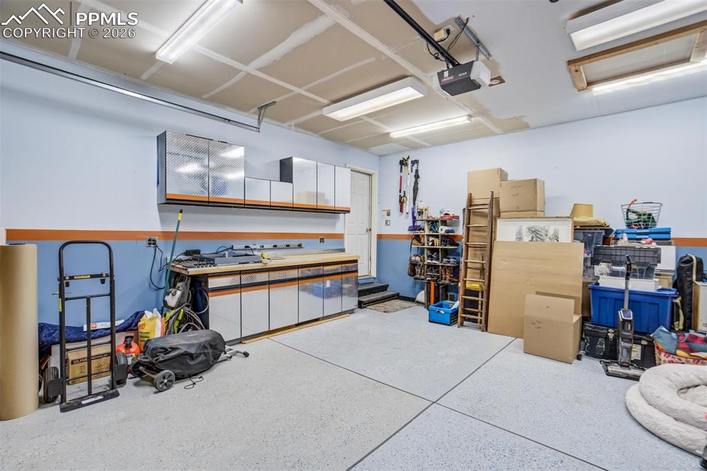 Image 40 of 48: Garage