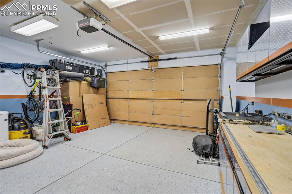 Image 41 of 48: Garage