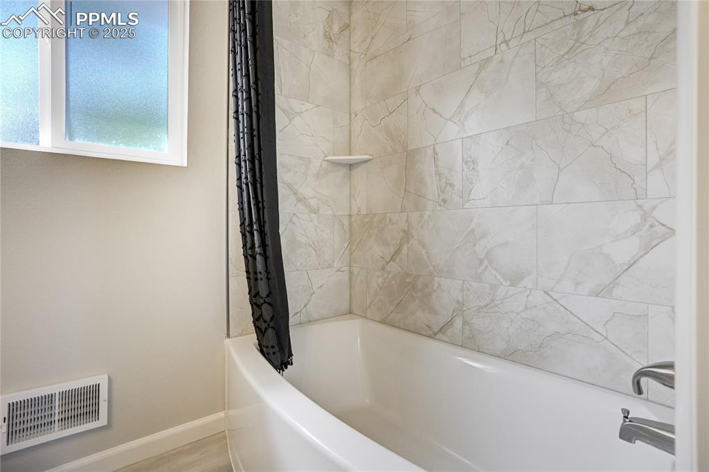 Image 16 of 41: Bathroom