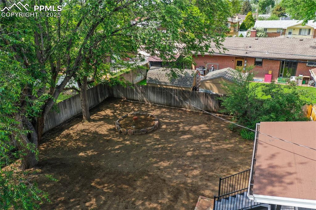 Image 37 of 41: Yard