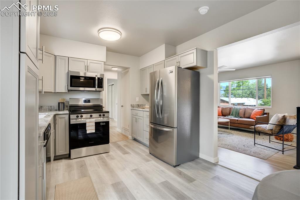 Image 7 of 41: Kitchen