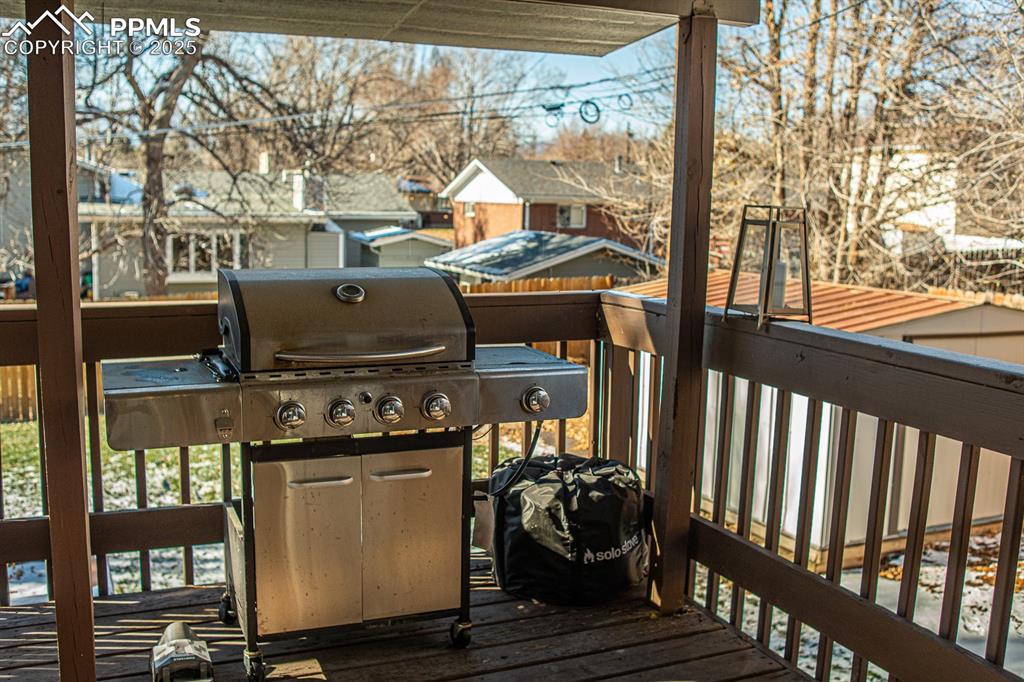 Image 32 of 37: Deck