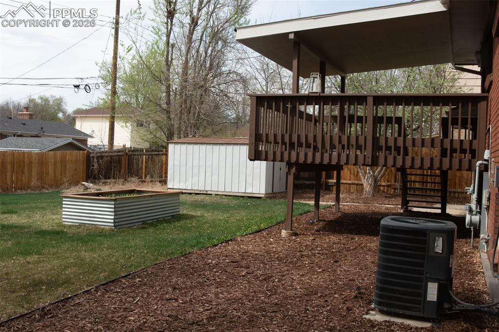 Image 38 of 40: Yard