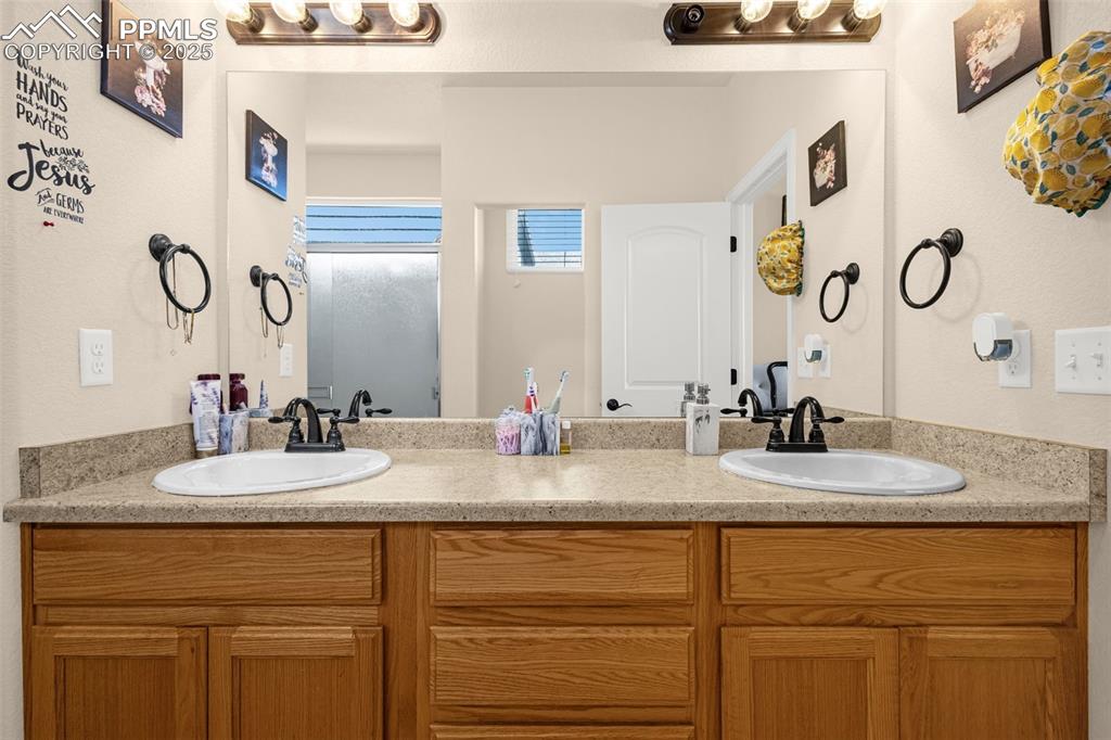 Image 11 of 29: Bathroom