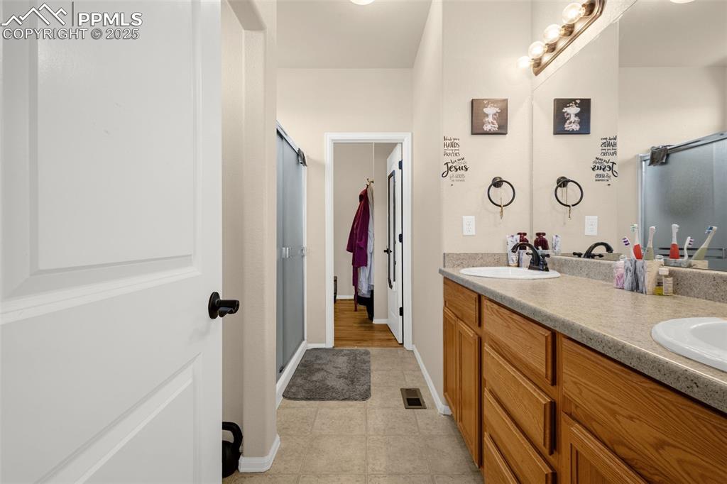 Image 9 of 29: Bathroom