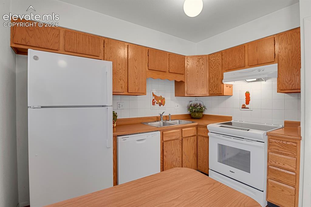 Image 10 of 37: Kitchen