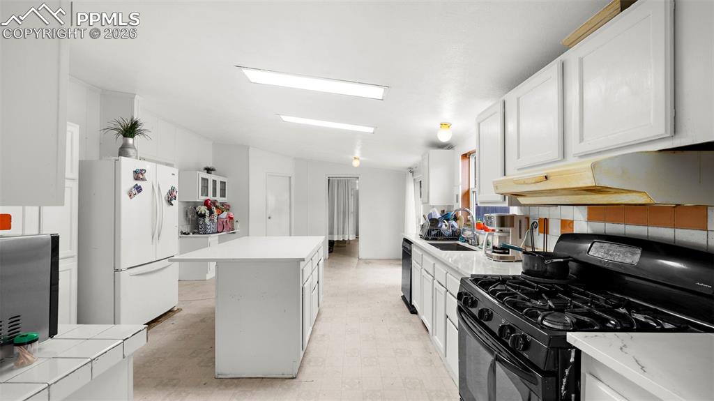 Image 10 of 28: Kitchen