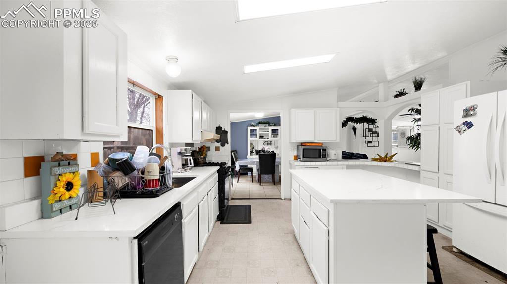 Image 11 of 28: Kitchen