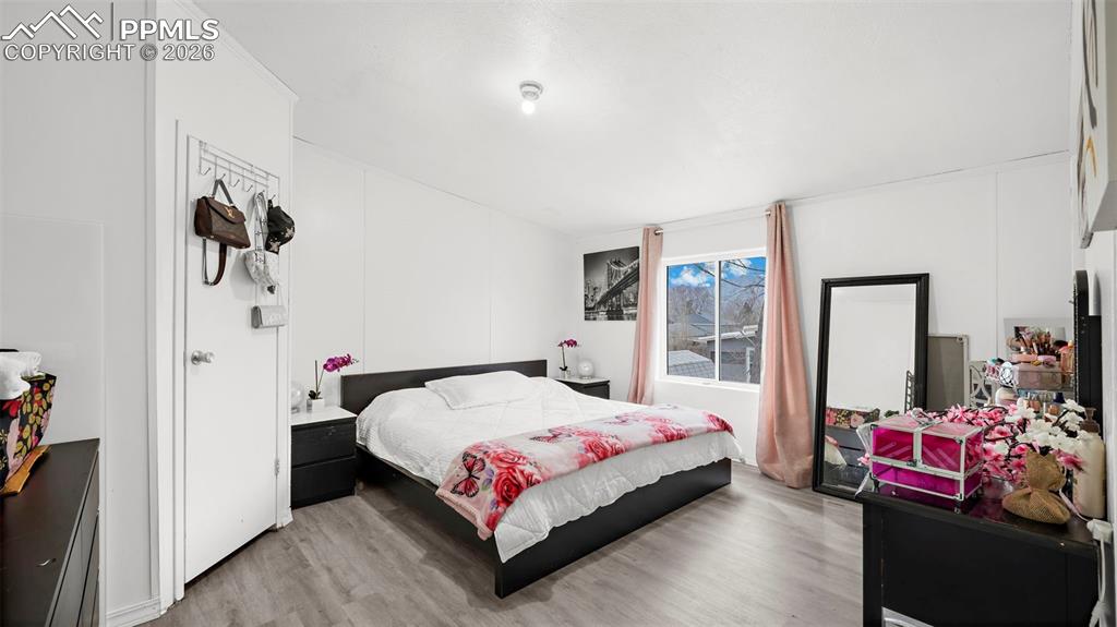 Image 15 of 28: Bedroom