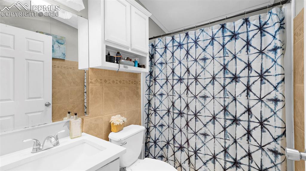 Image 16 of 28: Bathroom