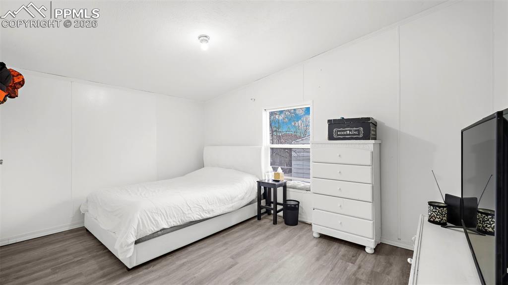 Image 17 of 28: Bedroom