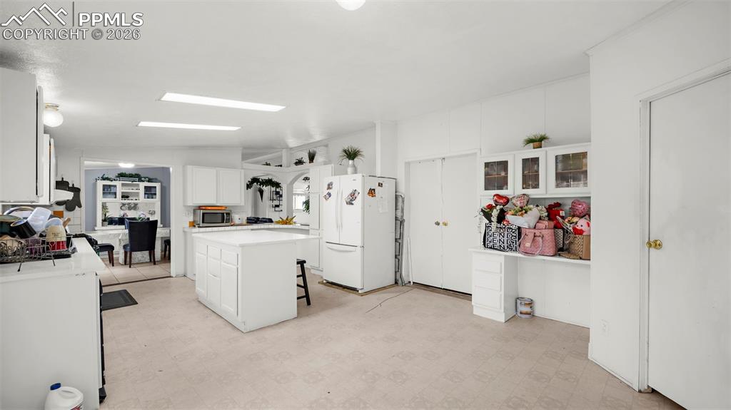 Image 19 of 28: Kitchen