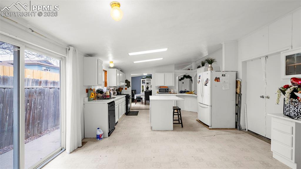 Image 20 of 28: Kitchen