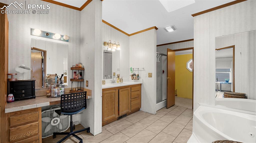 Image 22 of 28: Bathroom