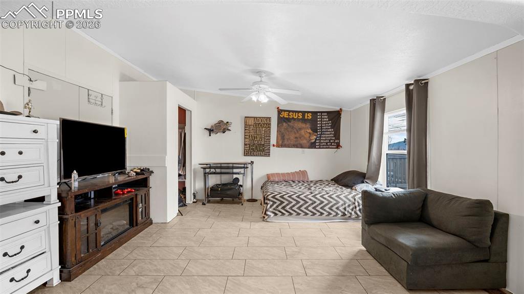 Image 24 of 28: Bedroom