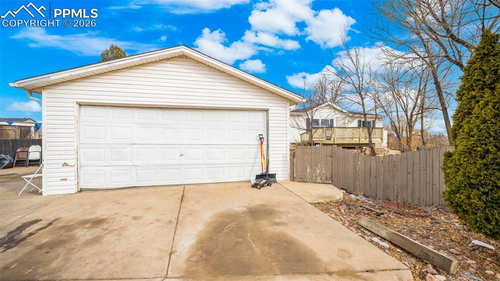 Image 3 of 28: Garage