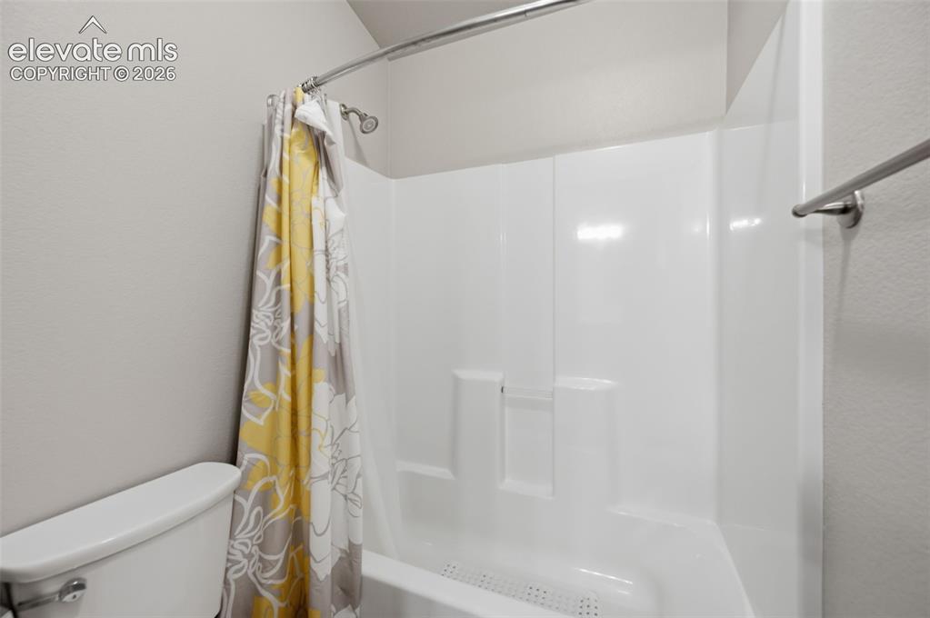 Image 20 of 46: Bathroom