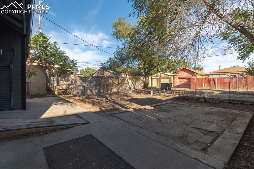 Image 10 of 46: Yard