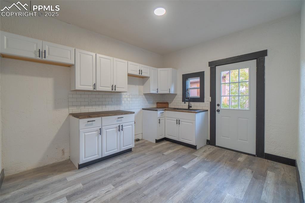 Image 19 of 46: Kitchen