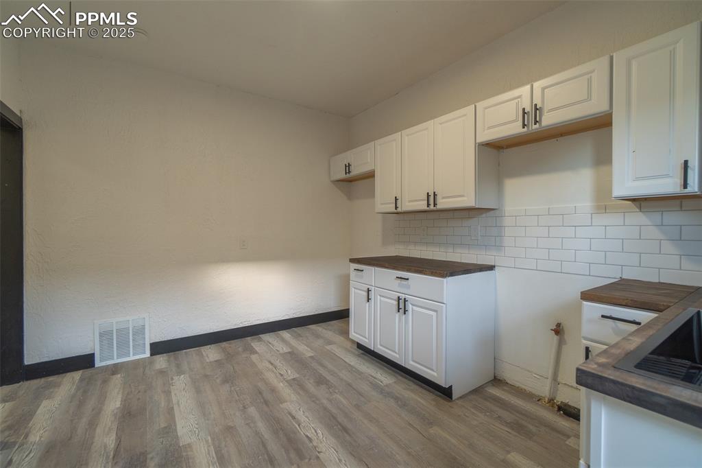 Image 20 of 46: Kitchen