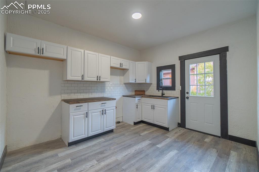 Image 21 of 46: Kitchen