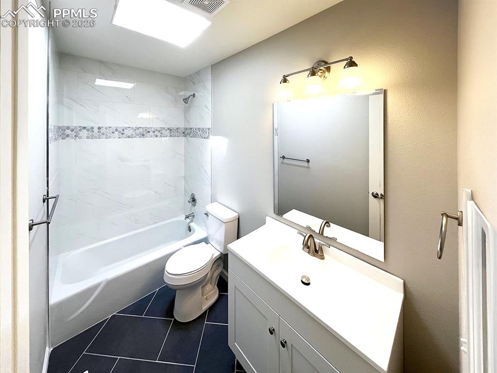 Image 19 of 23: Upper level hallway, full bathroom