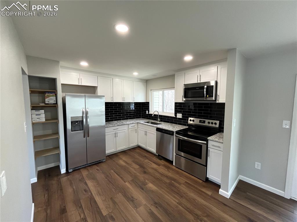 Image 6 of 23: Kitchen