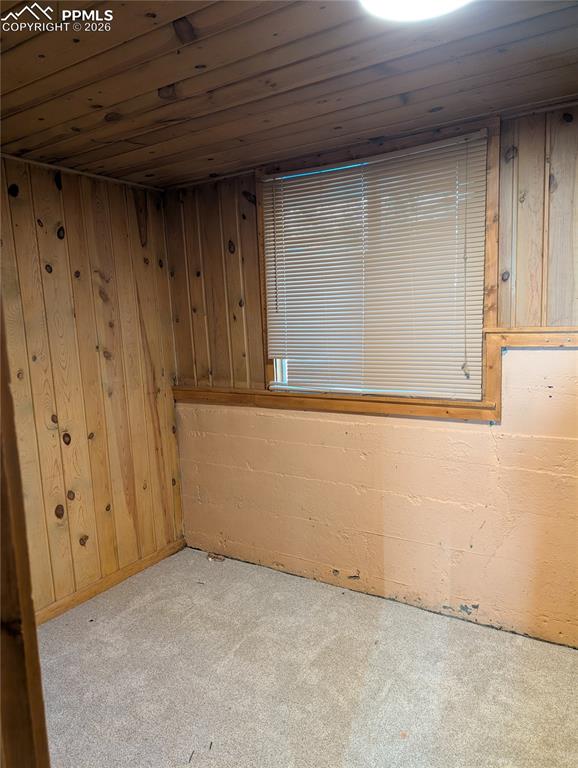 Image 14 of 27: Bedroom