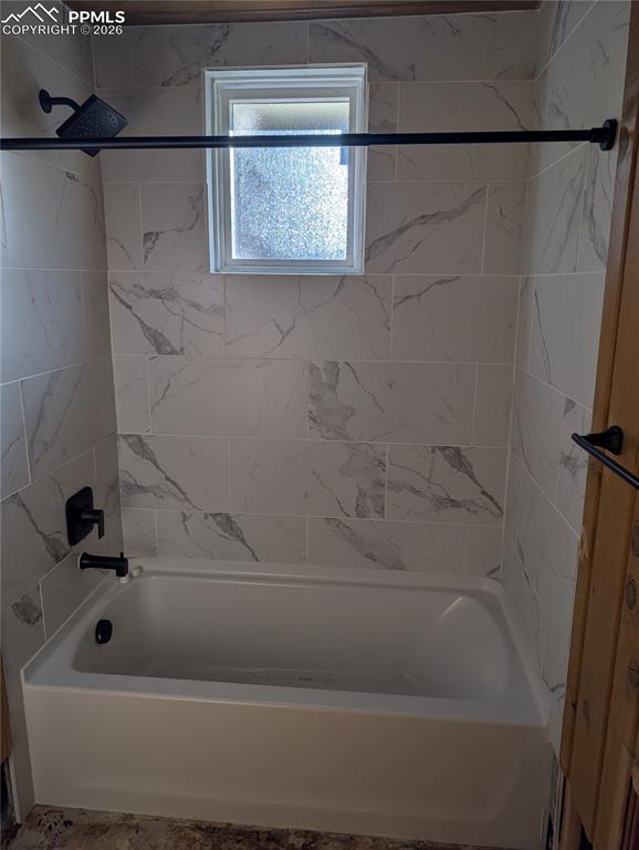 Image 16 of 27: Bathroom