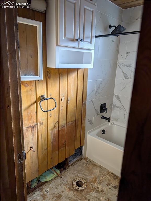 Image 17 of 27: Bathroom