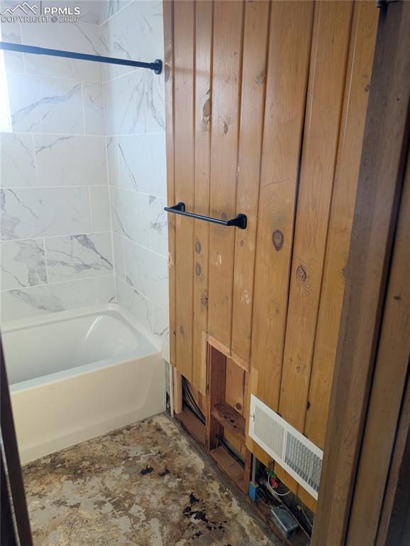 Image 18 of 27: Bathroom