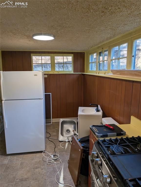 Image 23 of 27: Kitchen