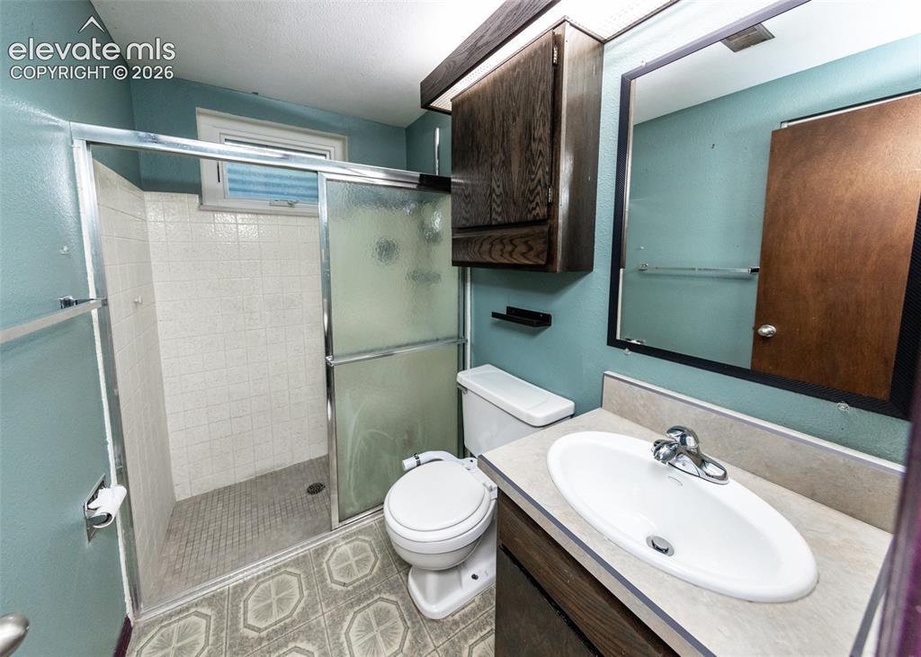 Image 25 of 42: Bathroom