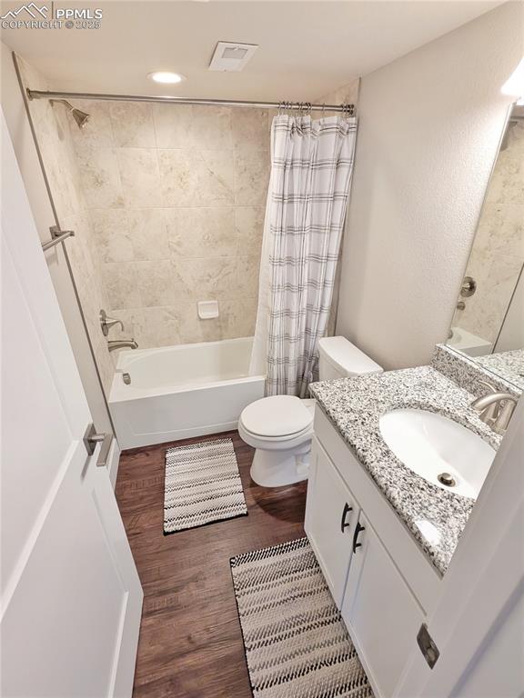 Image 35 of 40: Bathroom